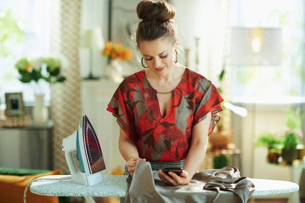 Elegante Ama Casa Mediana Edad Blusa Roja Falda Lápiz Gris — Foto de Stock