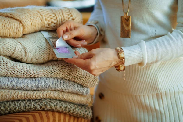 Gros Plan Sur Femme Mode Pull Blanc Jupe Assise Près — Photo