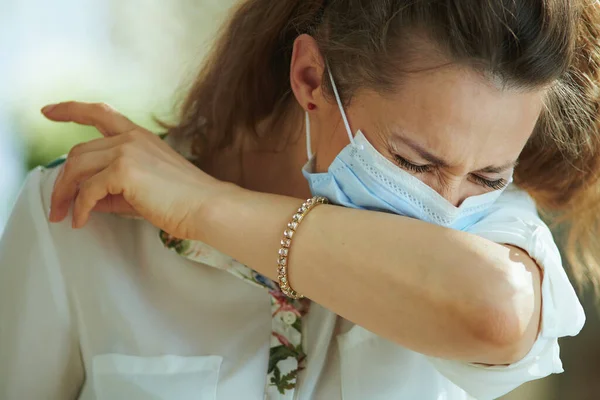 Vida Durante Pandemia Covid Fêmea Moda Blusa Branca Com Máscara — Fotografia de Stock