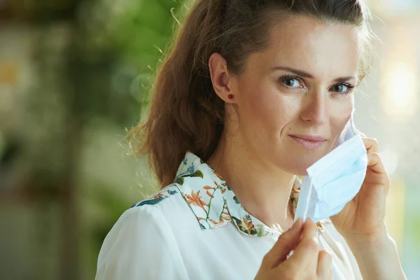 Vie Durant Une Pandémie Covidé Portrait Femme Branchée Chemisier Blanc — Photo