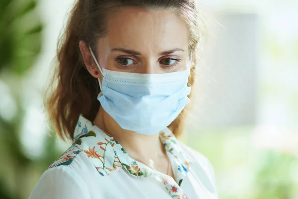 Vida Durante Pandemia Covid Mujer Elegante Pensativo Blusa Blanca Con — Foto de Stock