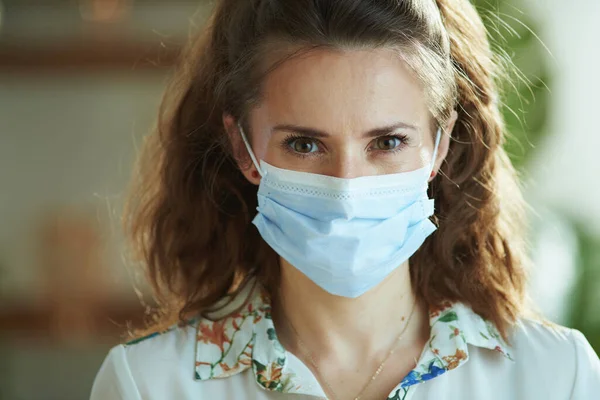 Vida Durante Pandemia Coronavírus Retrato Mulher Elegante Blusa Branca Com — Fotografia de Stock