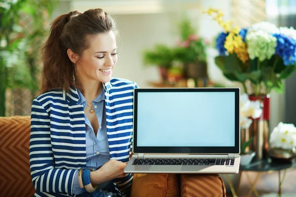 Gelukkige Stijlvolle Vrouw Van Middelbare Leeftijd Blauwe Blouse Gestreepte Jas — Stockfoto