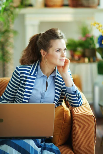 Goedkope Trendy Jaar Oude Huisvrouw Blauwe Blouse Gestreepte Jas Zittend — Stockfoto