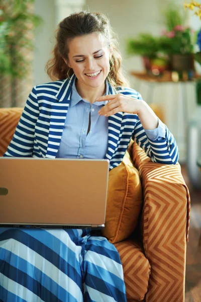 Sonriente Elegante Mujer Mediana Edad Blusa Azul Chaqueta Rayas Sentado — Foto de Stock