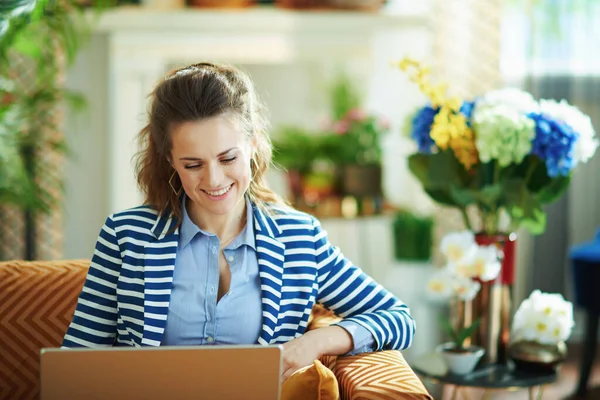 Glimlachende Moderne Jaar Oude Vrouw Blauwe Blouse Gestreepte Jas Zittend — Stockfoto