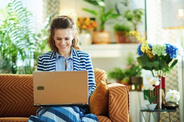 Glad Modern Kvinna Blå Blus Och Randig Jacka Sitter Soffan — Stockfoto