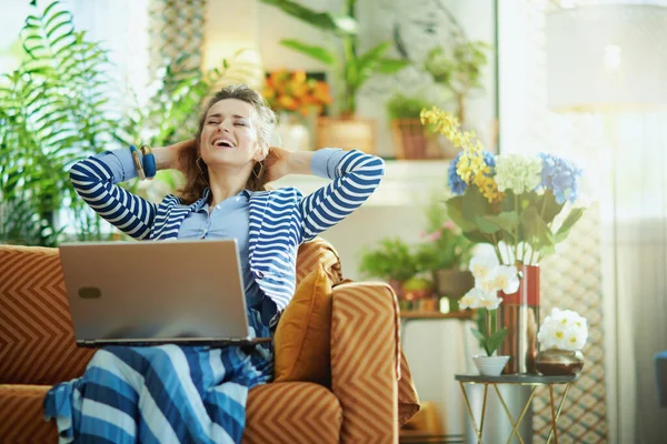 Glimlachende Jonge Vrouw Blauwe Blouse Gestreepte Jas Zittend Bank Met — Stockfoto