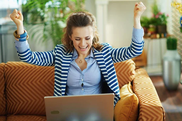 Glimlachende Jonge Huisvrouw Blauwe Blouse Gestreepte Jas Met Laptop Zittend — Stockfoto