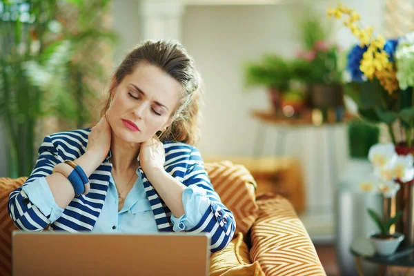 Vermoeide Trendy Vrouw Blauwe Blouse Gestreepte Jas Met Nekpijn Zittend — Stockfoto