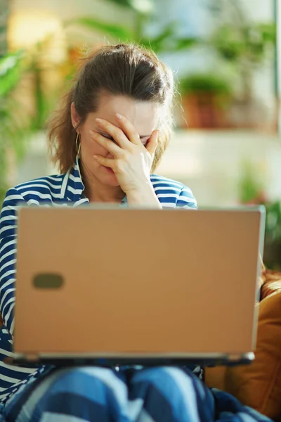 Stressad Trendig Kvinna Blå Blus Och Randig Jacka Sitter Soffan — Stockfoto