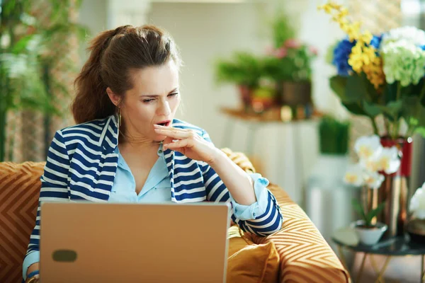 Gestrest Trendy Jaar Oud Huisvrouw Blauwe Blouse Gestreepte Jas Zittend — Stockfoto