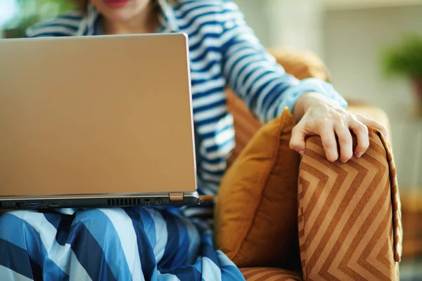 Primo Piano Sulla Donna Stressata Seduta Sul Divano Con Computer — Foto Stock