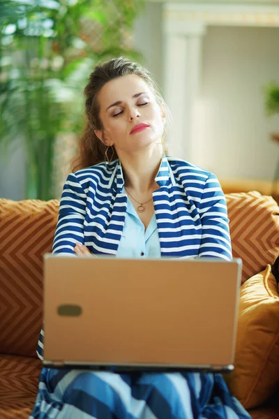 Gestresste Moderne Jährige Hausfrau Blauer Bluse Und Gestreifter Jacke Sitzt — Stockfoto