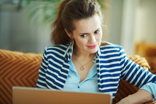 Verwarde Stijlvolle Middelbare Leeftijd Huisvrouw Blauwe Blouse Gestreepte Jas Zittend — Stockfoto