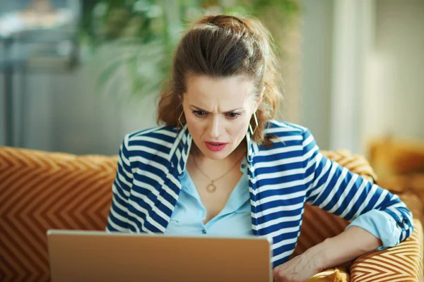 Confused Elegant Woman Blue Blouse Striped Jacket Sitting Couch Laptop — Stock Photo, Image