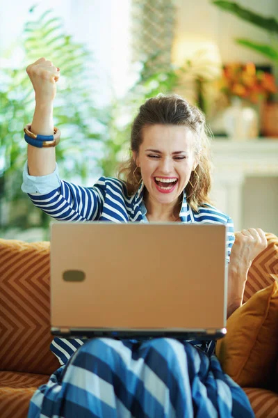 Feliz Jovem Mulher Blusa Azul Jaqueta Listrada Com Laptop Sentado — Fotografia de Stock