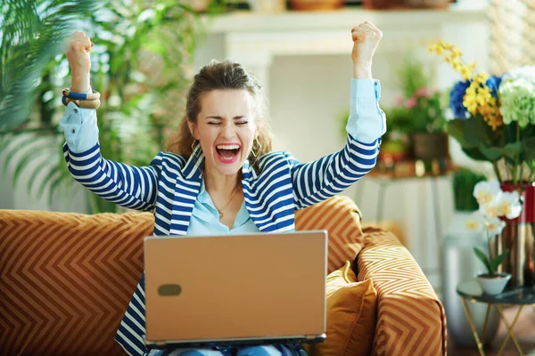 Glad Medelålders Kvinna Blå Blus Och Randig Jacka Med Laptop — Stockfoto