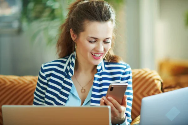 Gelukkig Trendy Vrouw Blauwe Blouse Gestreepte Jas Modern Huis Zonnige — Stockfoto