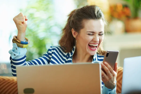 Sorridente Moda Anos Dona Casa Blusa Azul Jaqueta Listrada Com — Fotografia de Stock