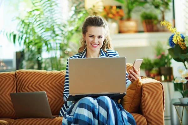 Glimlachen Stijlvolle Middelbare Leeftijd Huisvrouw Blauwe Blouse Gestreepte Jas Modern — Stockfoto