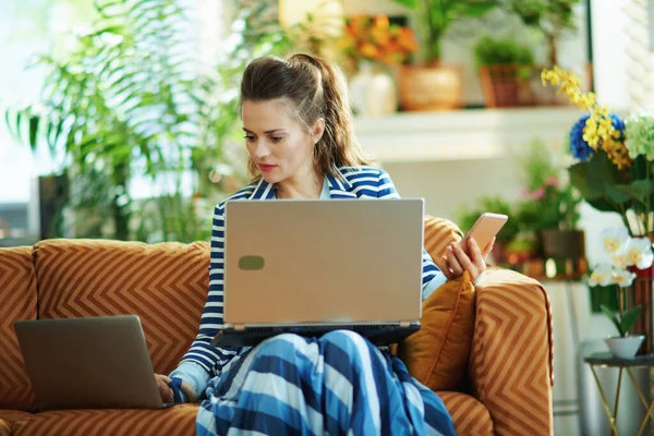 Trendige Hausfrau Blauer Bluse Und Gestreifter Jacke Modernen Haus Sonnigen — Stockfoto