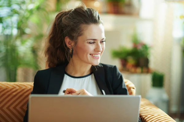 Mujer Elegante Feliz Blusa Blanca Chaqueta Negra Sala Estar Moderna — Foto de Stock