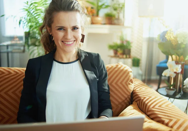 Gelukkig Trendy Jaar Oud Huisvrouw Witte Blouse Zwarte Jas Het — Stockfoto