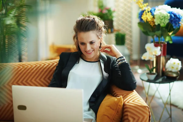 Glimlachende Elegante Vrouw Witte Blouse Zwarte Jas Moderne Woonkamer Zonnige — Stockfoto