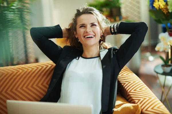 Relajada Mujer Moderna Años Blusa Blanca Chaqueta Negra Sala Estar — Foto de Stock