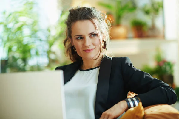 Mujer Elegante Pensativa Blusa Blanca Chaqueta Negra Casa Moderna Día — Foto de Stock