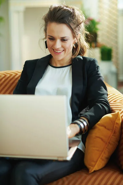 Sonriente Mujer Elegante Blusa Blanca Chaqueta Negra Casa Moderna Día —  Fotos de Stock