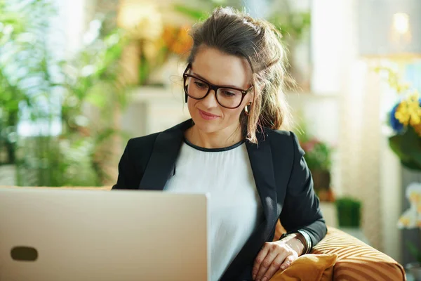 Jonge Huisvrouw Witte Blouse Zwarte Jas Het Moderne Huis Zonnige — Stockfoto