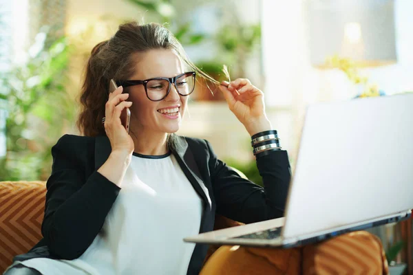 Glad Trendig Hemmafru Vit Blus Och Svart Jacka Med Laptop — Stockfoto