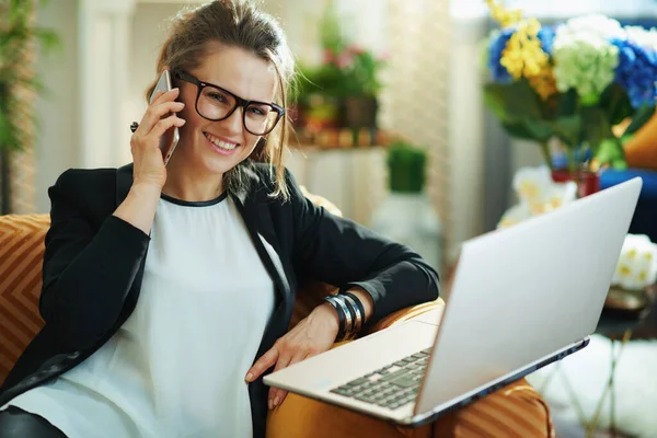 Gelukkig Jaar Oud Huisvrouw Witte Blouse Zwarte Jas Met Laptop — Stockfoto