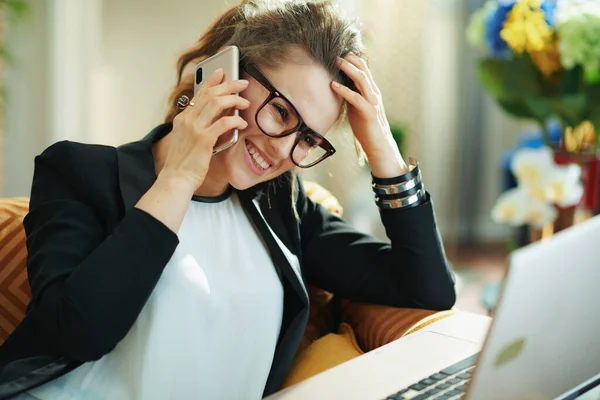 Felice Giovane Donna Camicetta Bianca Giacca Nera Con Computer Portatile — Foto Stock