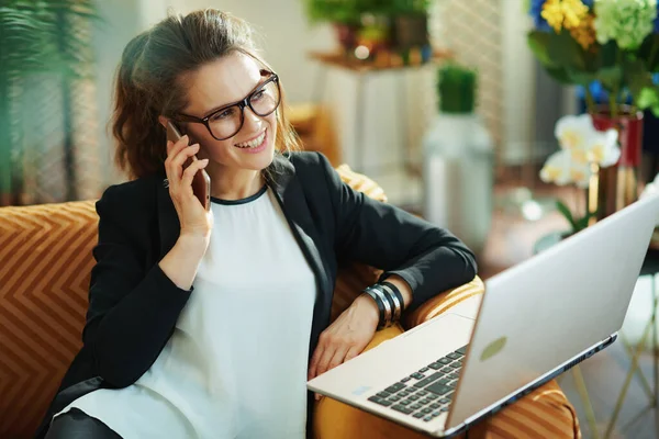 Szczęśliwa Nowoczesna Kobieta Białej Bluzce Czarnej Kurtce Laptopem Mówiąca Przez — Zdjęcie stockowe