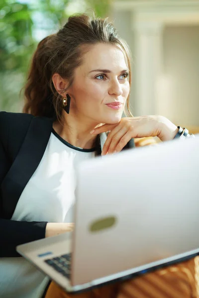 Chère Femme Élégante Chemisier Blanc Veste Noire Dans Salon Moderne — Photo