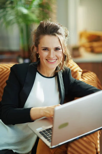 Lächelnde Stilvolle Hausfrau Mittleren Alters Weißer Bluse Und Schwarzer Jacke — Stockfoto