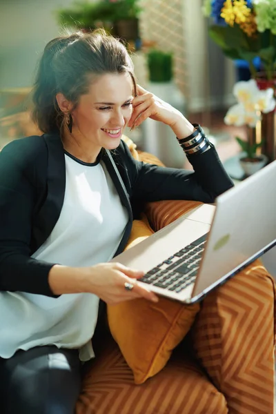 Glimlachende Stijlvolle Jaar Oude Vrouw Witte Blouse Zwarte Jas Moderne — Stockfoto