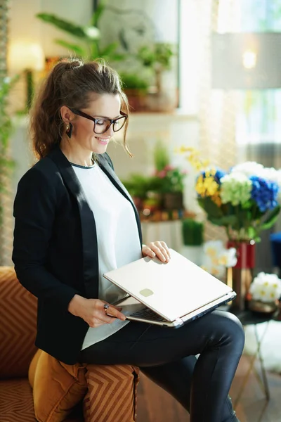 Gelukkig Moderne Middelbare Leeftijd Vrouw Witte Blouse Zwarte Jas Bij — Stockfoto