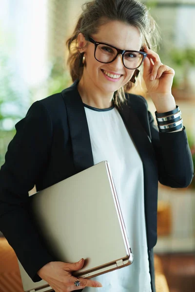 Sonriente Mujer Elegante Blusa Blanca Chaqueta Negra Gafas Con Portátil — Foto de Stock