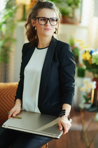 Trendy Jaar Oude Vrouw Witte Blouse Zwarte Jas Bij Moderne — Stockfoto