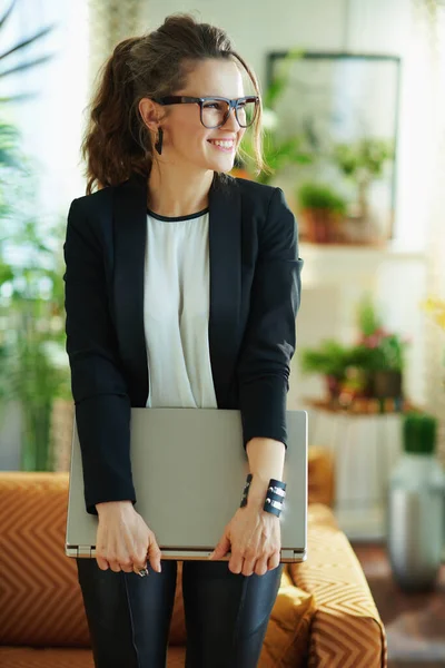 Glimlachende Stijlvolle Vrouw Witte Blouse Zwarte Jas Moderne Woonkamer Zonnige — Stockfoto