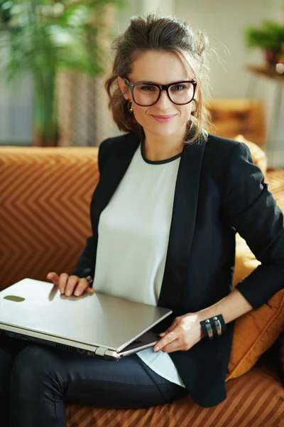 Femme Âge Moyen Moderne Souriante Chemisier Blanc Veste Noire Dans — Photo