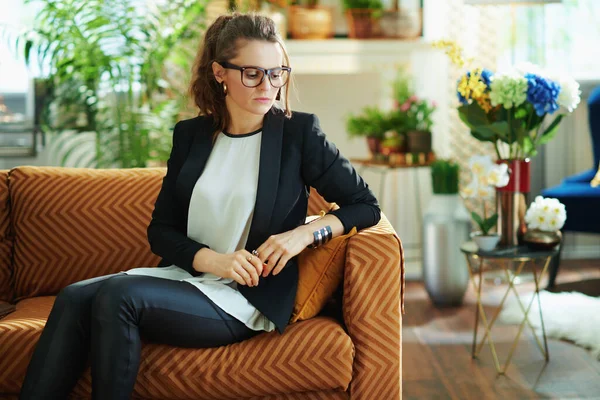 Elegante Pensativa Mujer Años Blusa Blanca Chaqueta Negra Casa Moderna — Foto de Stock