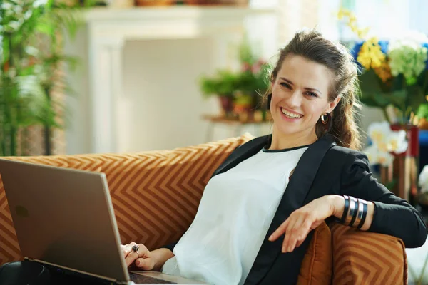 Sorrindo Mulher Moderna Blusa Branca Jaqueta Preta Sala Estar Moderna — Fotografia de Stock