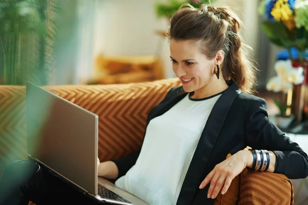 Glimlachen Elegante Middelbare Leeftijd Huisvrouw Witte Blouse Zwarte Jas Modern — Stockfoto