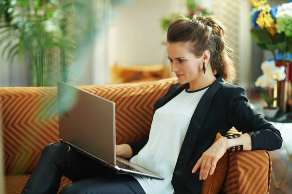 Stijlvolle Jaar Oude Huisvrouw Witte Blouse Zwarte Jas Moderne Woonkamer — Stockfoto