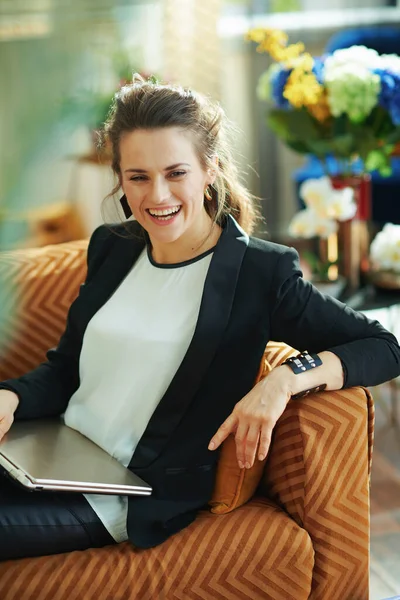 Glimlachende Trendy Jaar Oude Vrouw Witte Blouse Zwarte Jas Met — Stockfoto